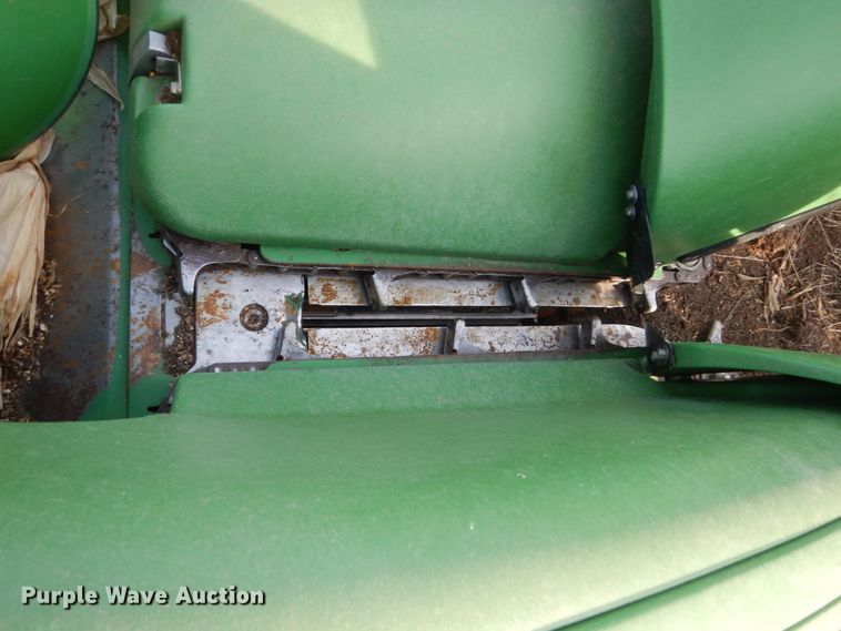 image for item HU9799 2011 John Deere 612C corn head