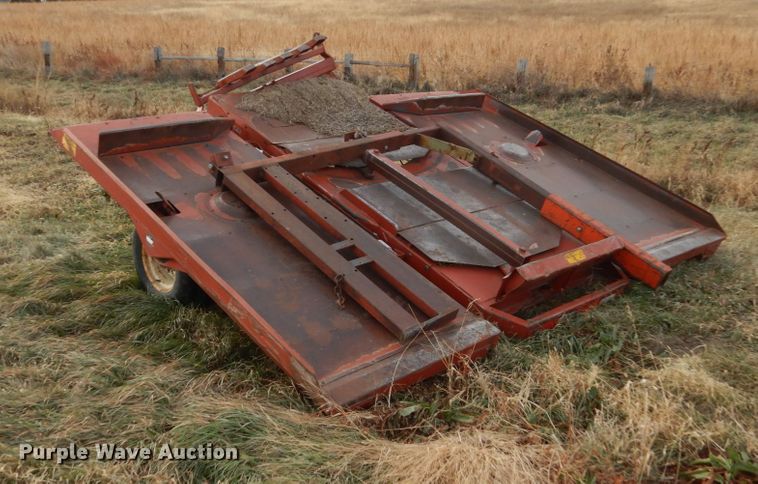 image for item HU9801 Hesston bale accumulator