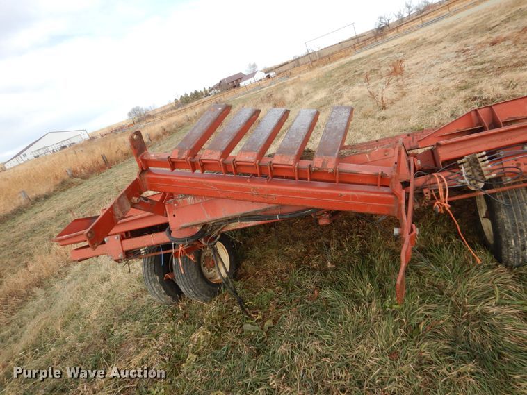 image for item HU9801 Hesston bale accumulator
