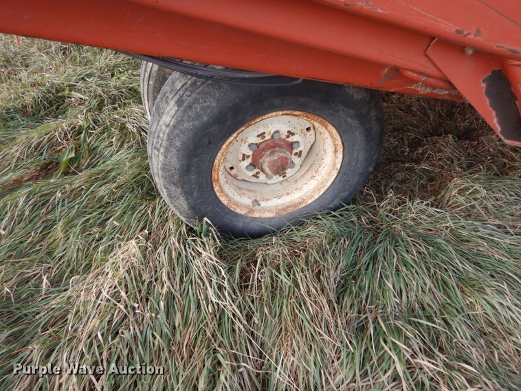 image for item HU9801 Hesston bale accumulator