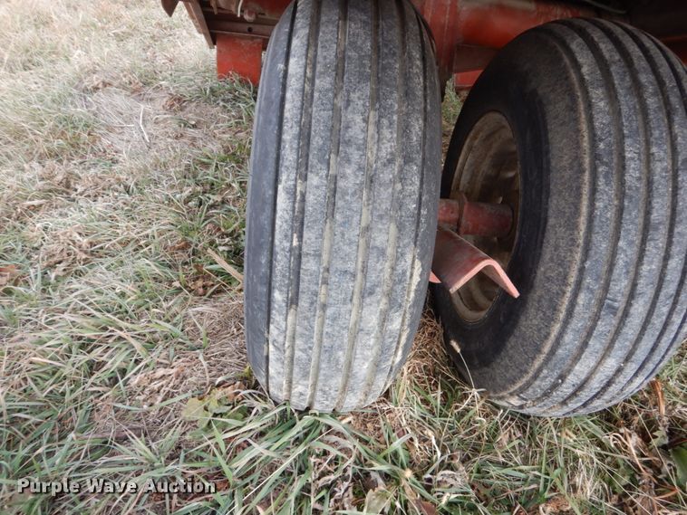 image for item HU9801 Hesston bale accumulator