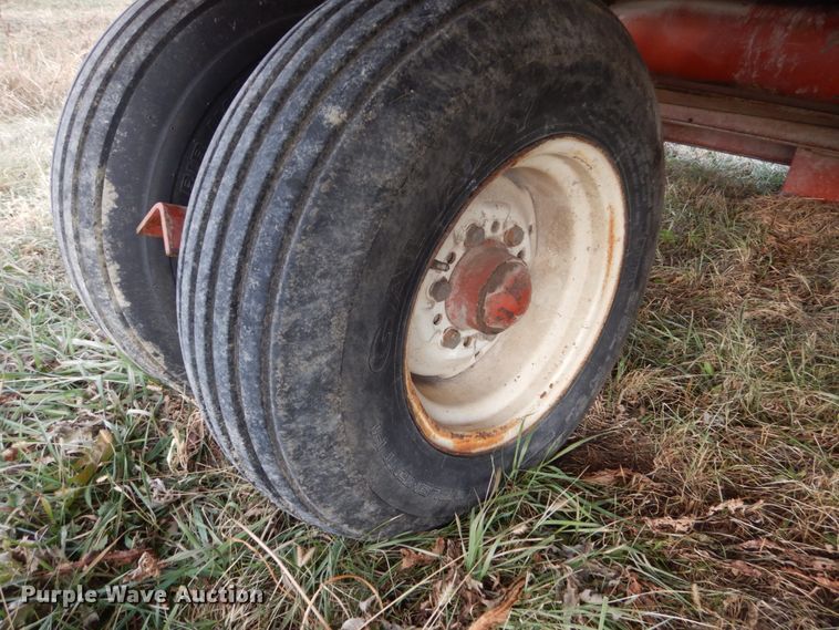 image for item HU9801 Hesston bale accumulator