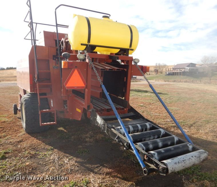 image for item HU9806 2003 Hesston 4760  large square baler