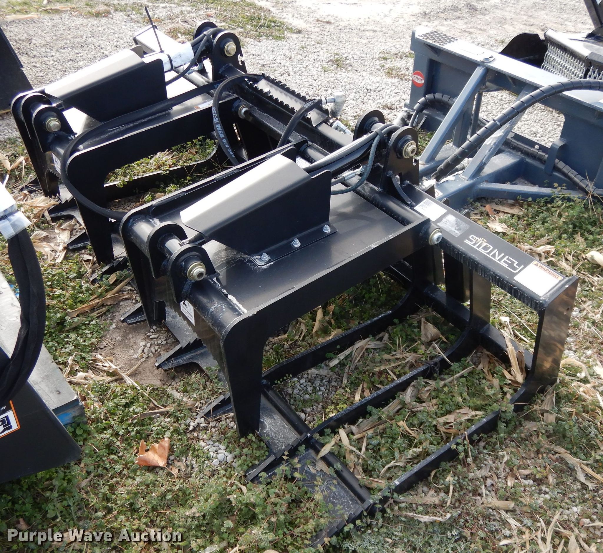 Sidney G84 skid steer grapple bucket in Wamego, KS Item DL2530 sold