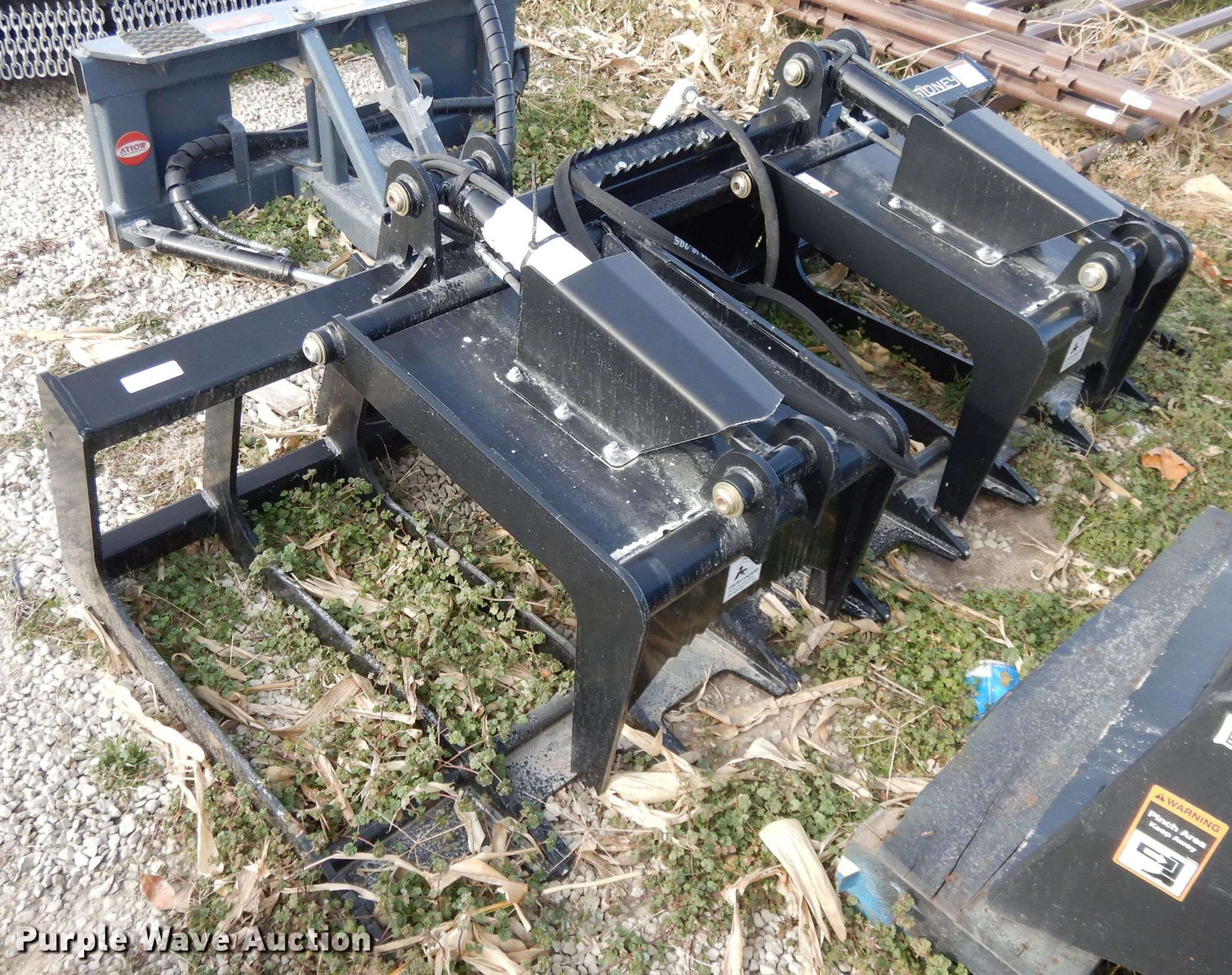 Sidney G84 skid steer grapple bucket in Wamego, KS Item DL2530 sold