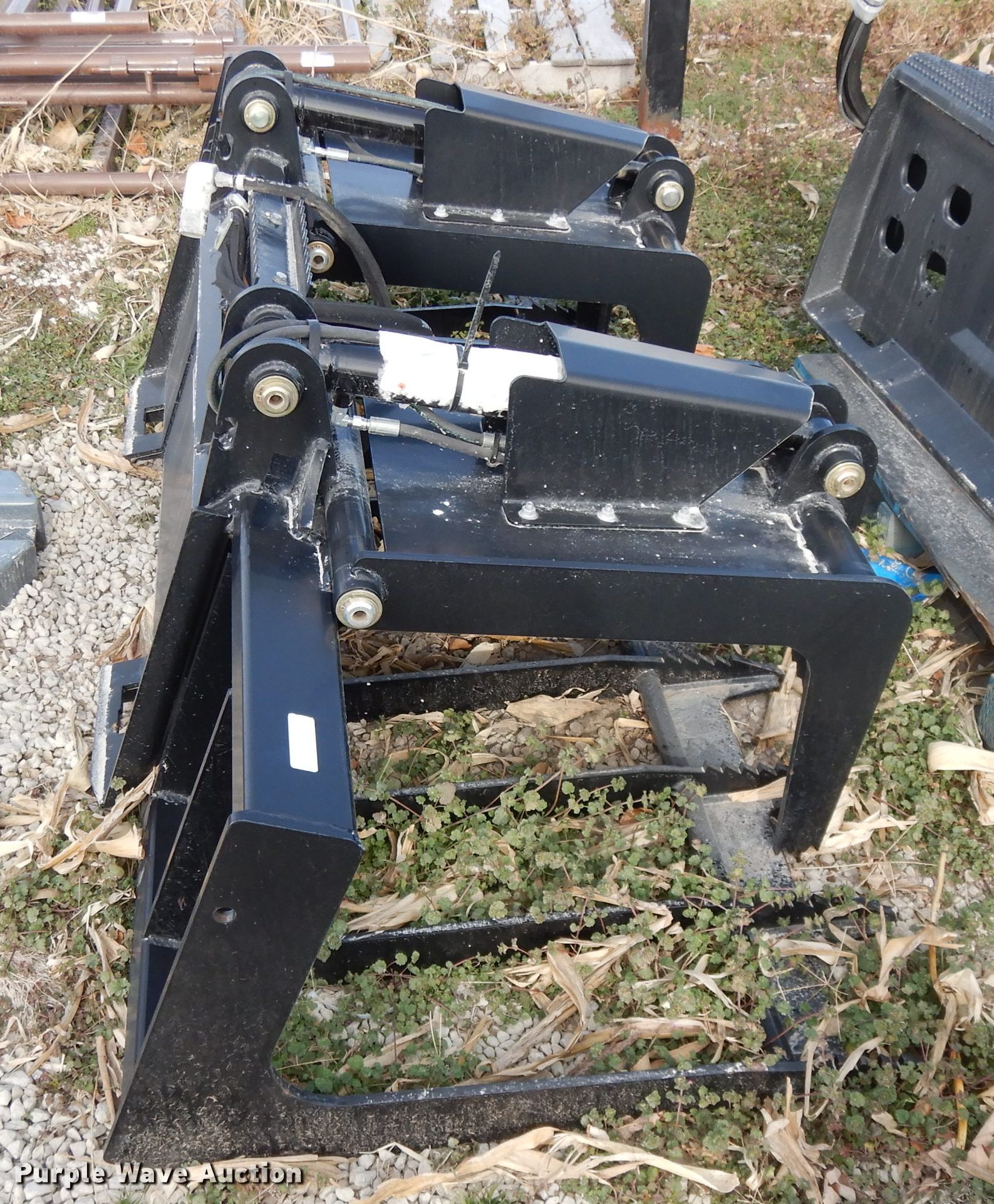 Sidney G84 skid steer grapple bucket in Wamego, KS Item DL2530 sold