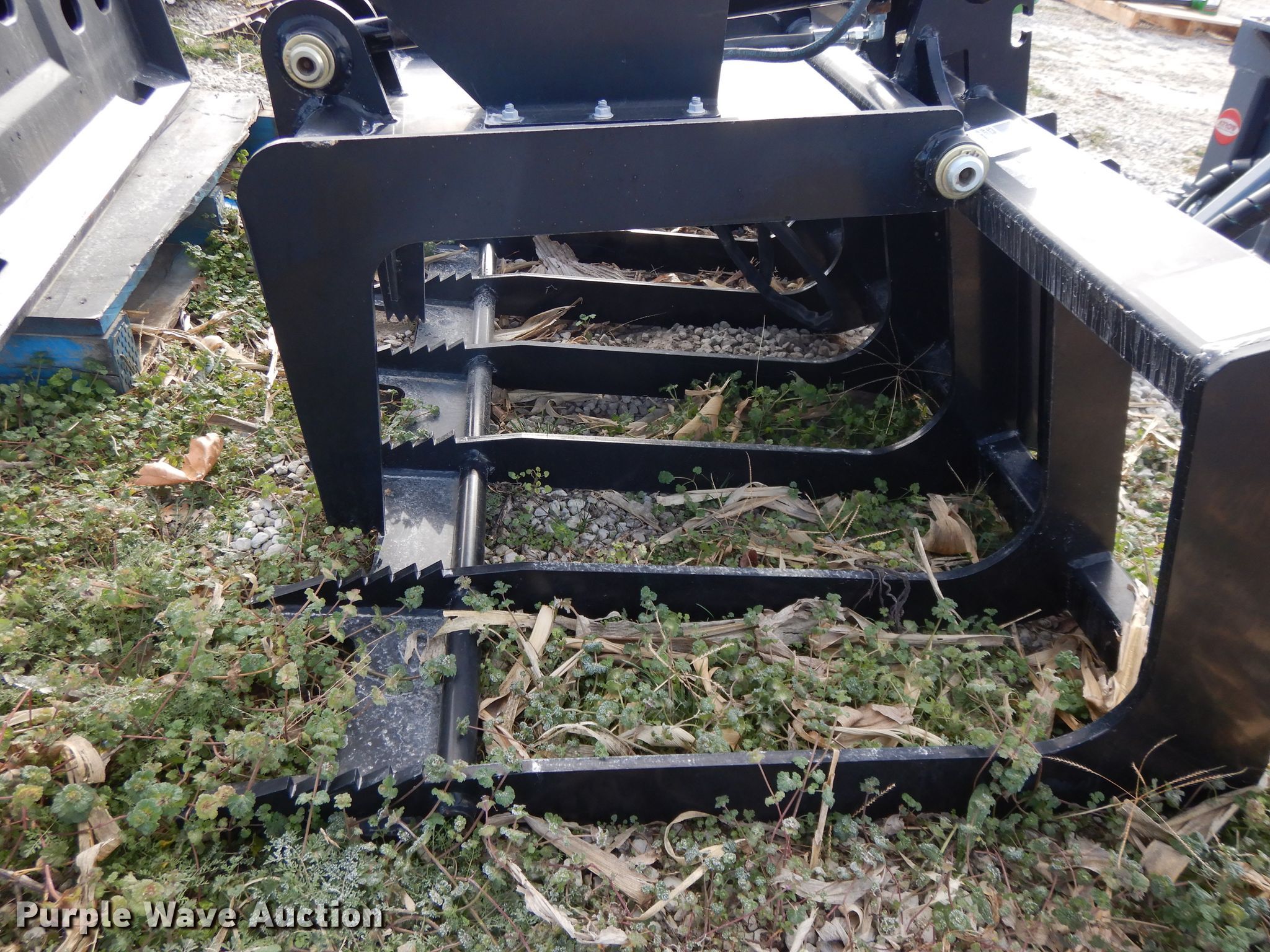 Sidney G84 skid steer grapple bucket in Wamego, KS Item DL2530 sold