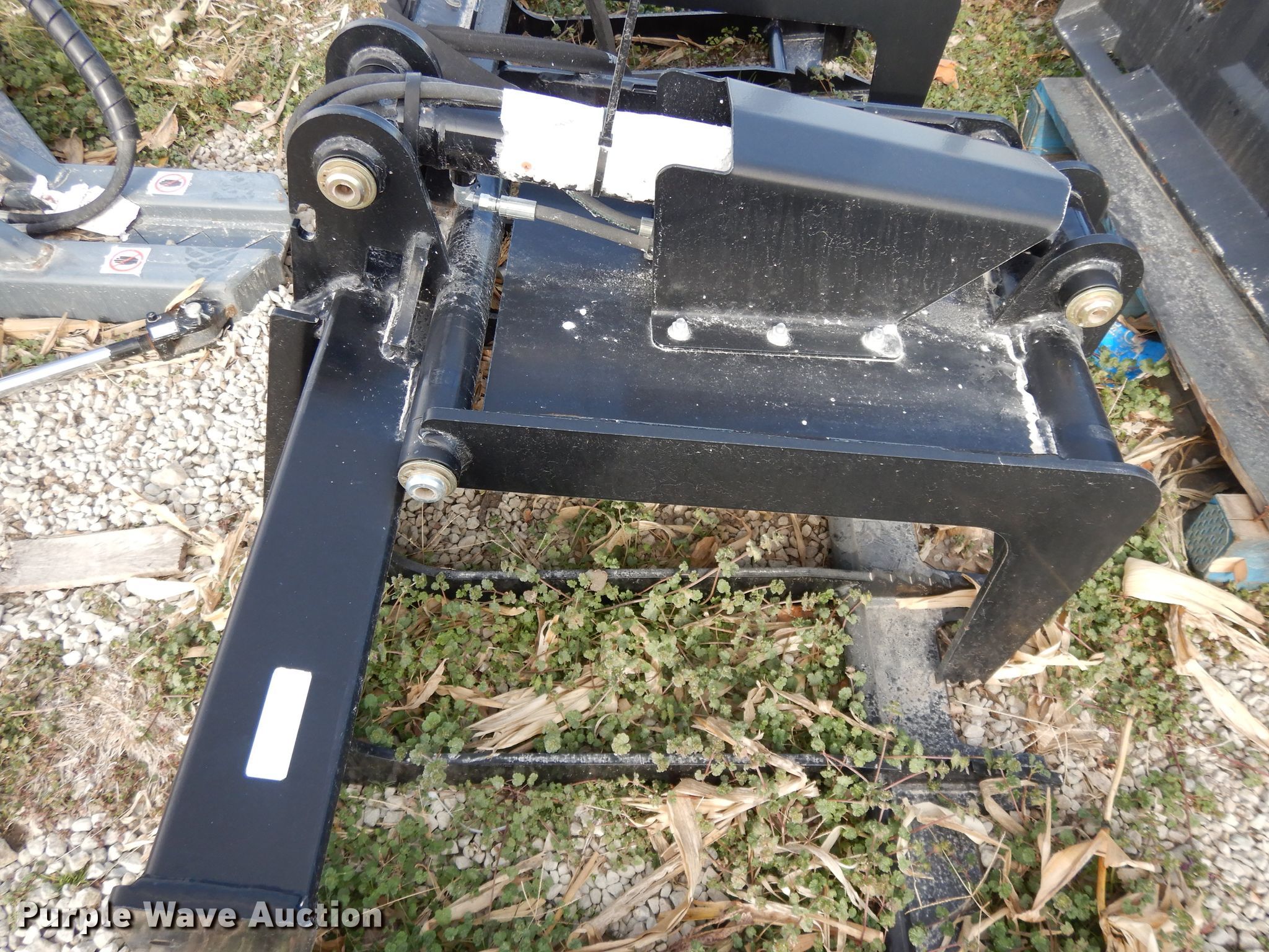 Sidney G84 skid steer grapple bucket in Wamego, KS Item DL2530 sold