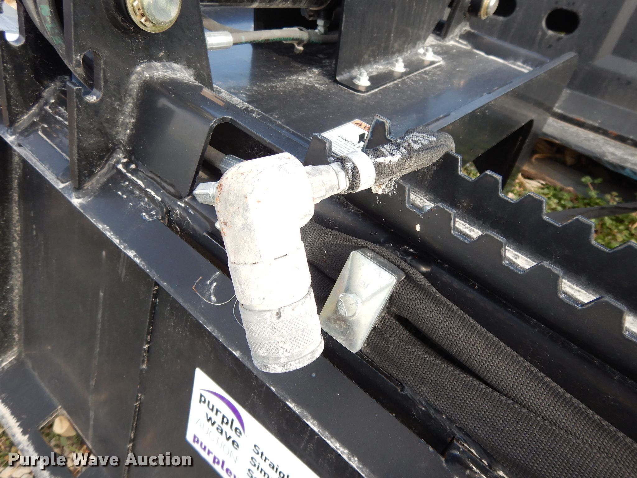 Sidney G84 skid steer grapple bucket in Wamego, KS Item DL2530 sold