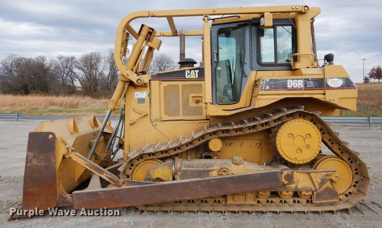 image for item DE2465 1999 Caterpillar D6R XL  dozer