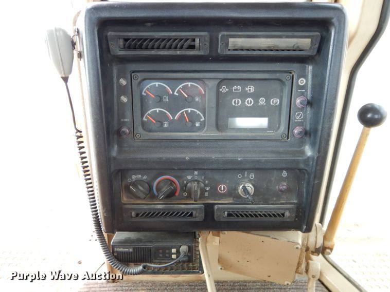 image for item DE2465 1999 Caterpillar D6R XL  dozer