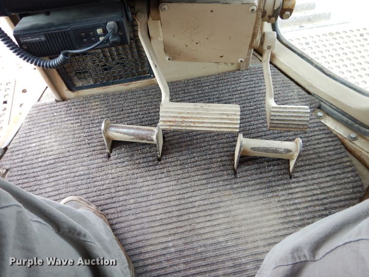 image for item DE2465 1999 Caterpillar D6R XL  dozer