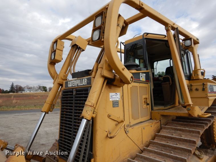 image for item DE2465 1999 Caterpillar D6R XL  dozer