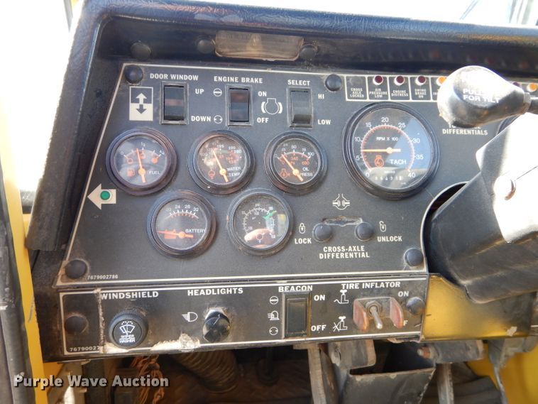 image for item DE2467 1997 Grove TMS870  crane