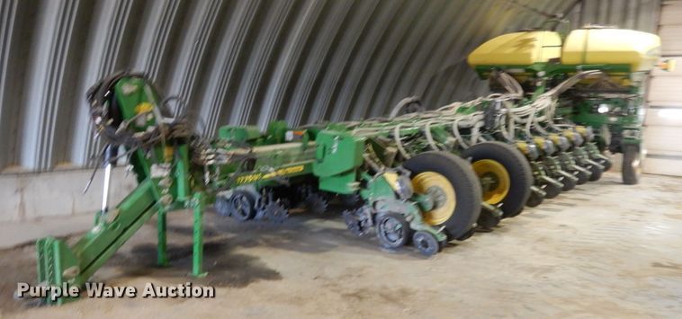 image for item DE2484 2016 John Deere 1775NT  planter