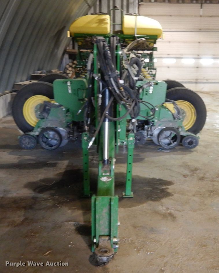 image for item DE2484 2016 John Deere 1775NT  planter
