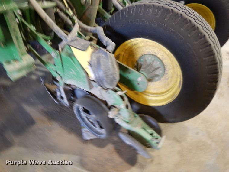 image for item DE2484 2016 John Deere 1775NT  planter