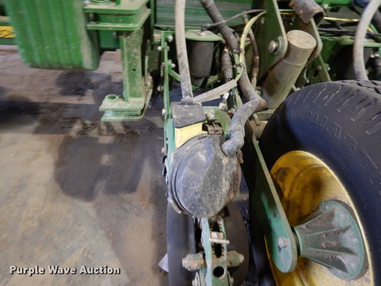 image for item DE2484 2016 John Deere 1775NT  planter