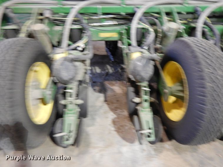 image for item DE2484 2016 John Deere 1775NT  planter