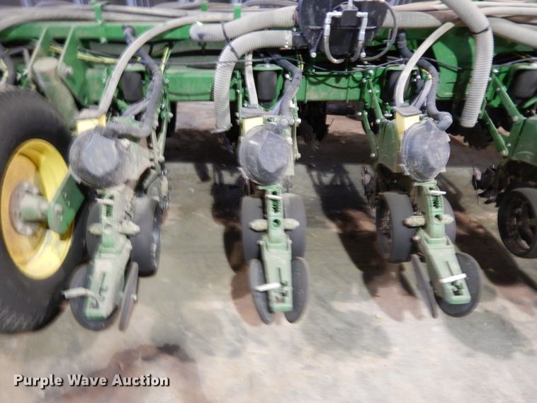 image for item DE2484 2016 John Deere 1775NT  planter