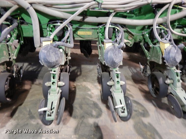 image for item DE2484 2016 John Deere 1775NT  planter