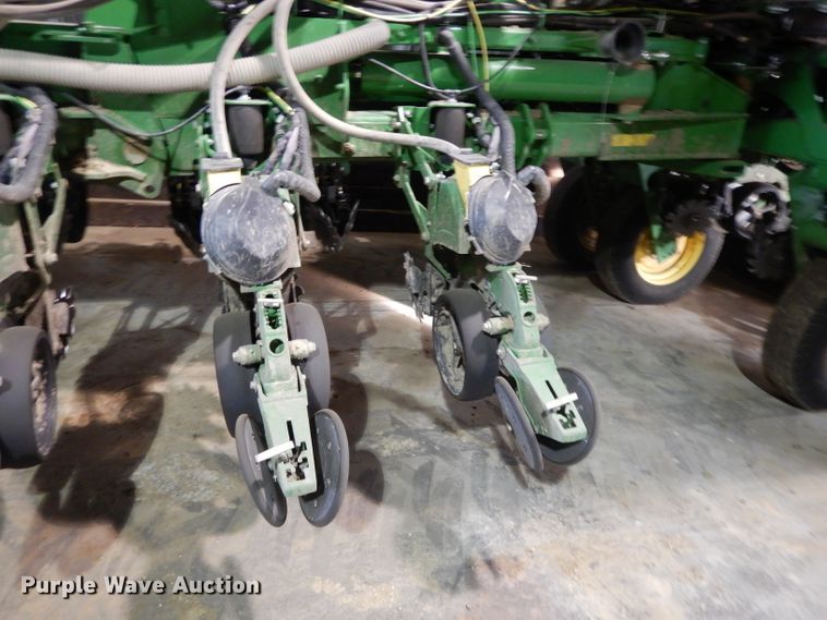 image for item DE2484 2016 John Deere 1775NT  planter