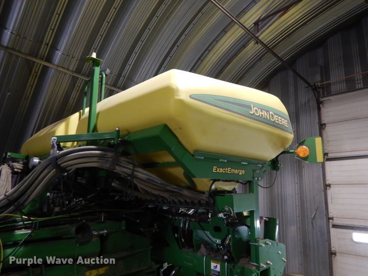 image for item DE2484 2016 John Deere 1775NT  planter