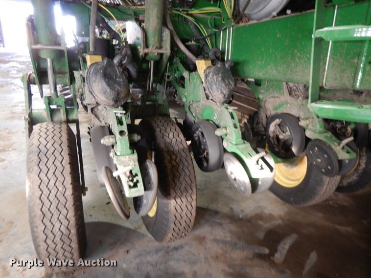 image for item DE2484 2016 John Deere 1775NT  planter