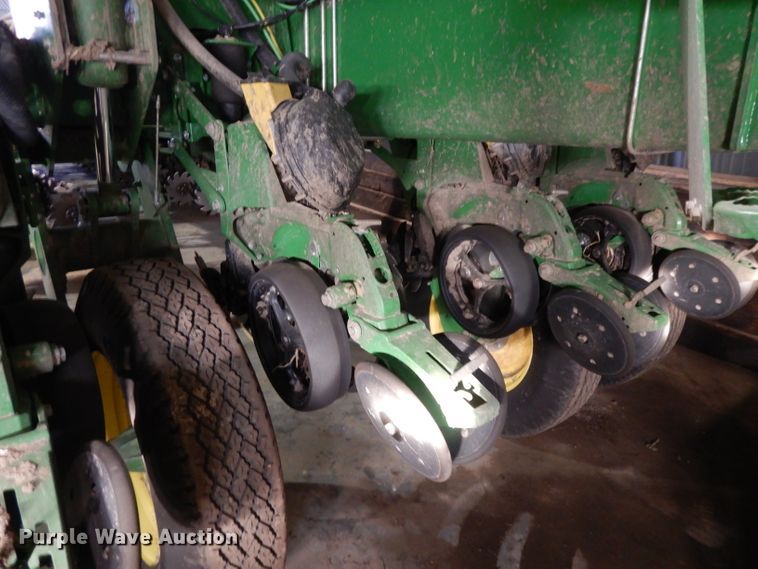 image for item DE2484 2016 John Deere 1775NT  planter
