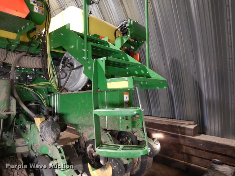 image for item DE2484 2016 John Deere 1775NT  planter
