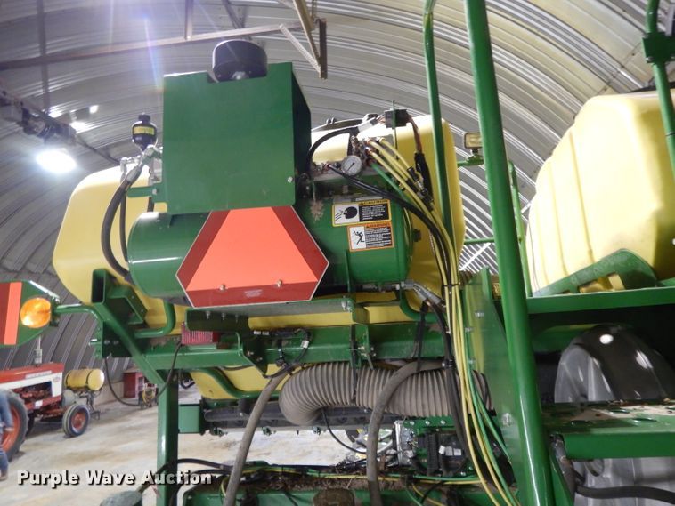 image for item DE2484 2016 John Deere 1775NT  planter