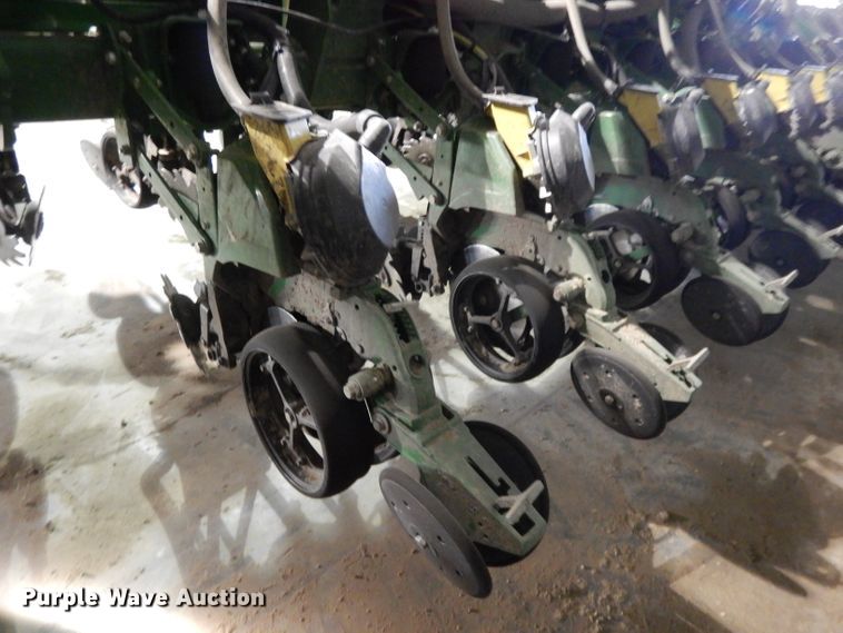 image for item DE2484 2016 John Deere 1775NT  planter