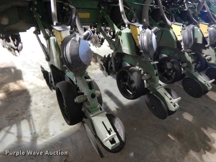 image for item DE2484 2016 John Deere 1775NT  planter