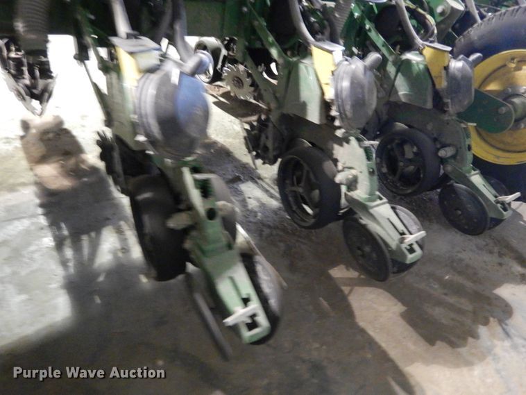 image for item DE2484 2016 John Deere 1775NT  planter