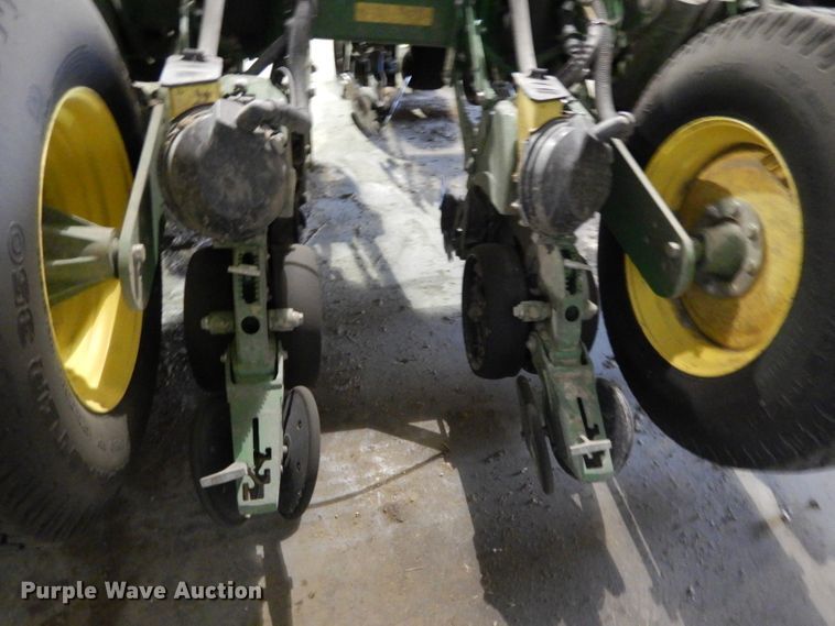 image for item DE2484 2016 John Deere 1775NT  planter