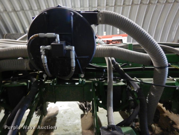 image for item DE2484 2016 John Deere 1775NT  planter