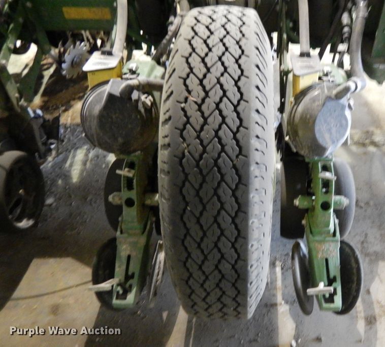 image for item DE2484 2016 John Deere 1775NT  planter