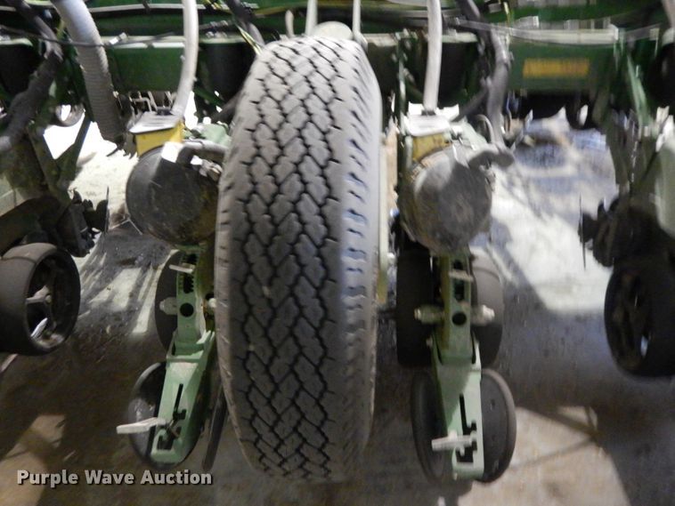 image for item DE2484 2016 John Deere 1775NT  planter