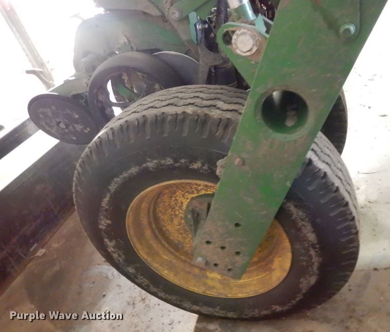 image for item DE2484 2016 John Deere 1775NT  planter