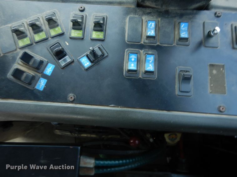 image for item DE2487 2000 Ag-Chem TerraGator 9103  applicator