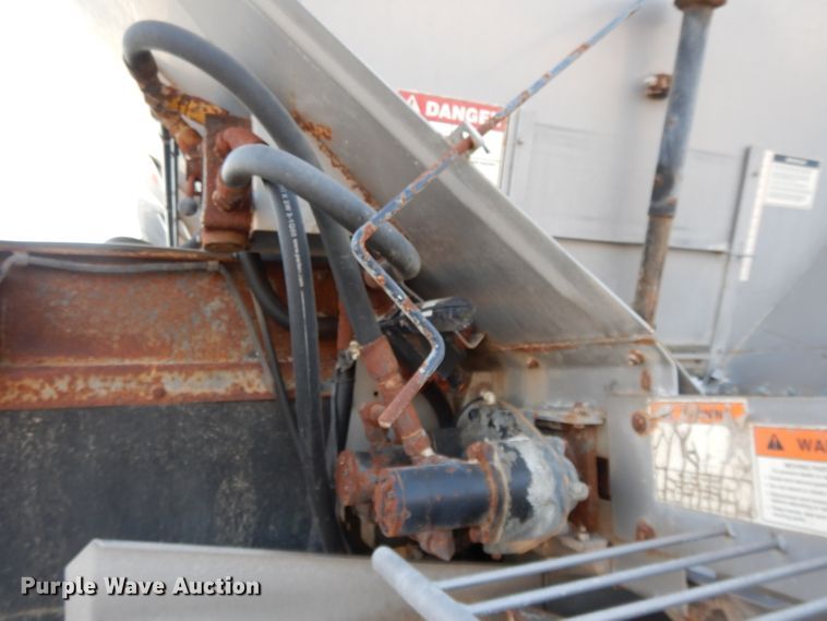 image for item DE2487 2000 Ag-Chem TerraGator 9103  applicator