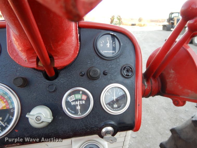 image for item DE2488 1963 International Farmall 560  tractor