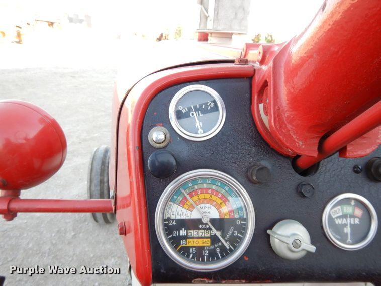 image for item DE2488 1963 International Farmall 560  tractor