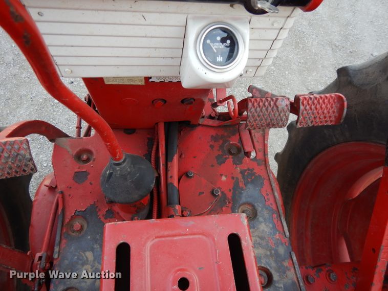image for item DE2488 1963 International Farmall 560  tractor