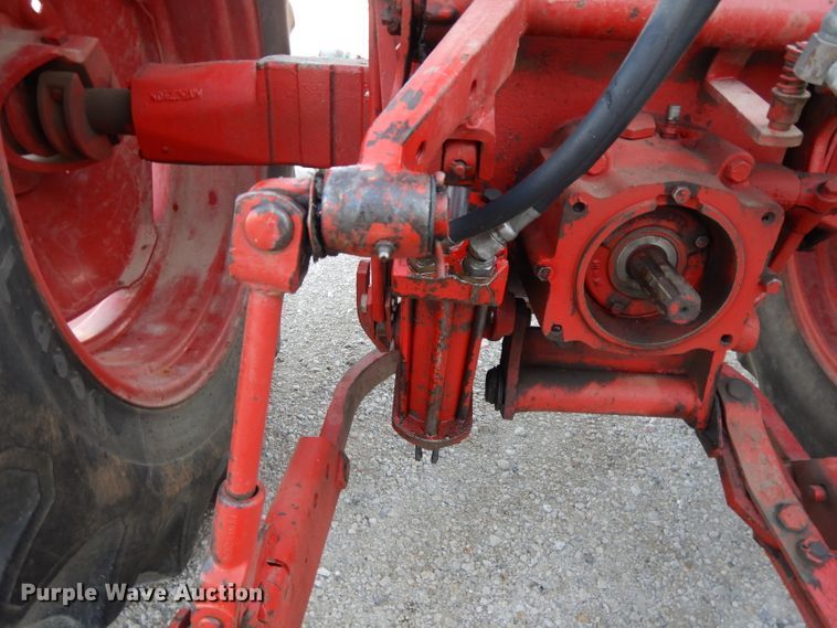 image for item DE2488 1963 International Farmall 560  tractor