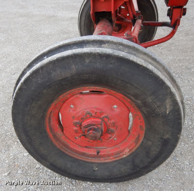 image for item DE2488 1963 International Farmall 560  tractor