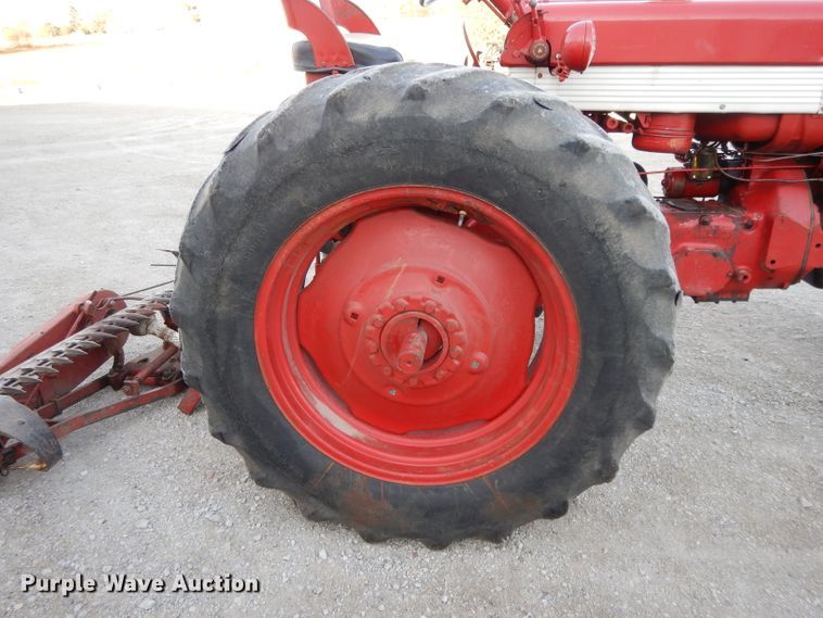 image for item DE2488 1963 International Farmall 560  tractor