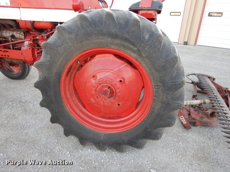 image for item DE2488 1963 International Farmall 560  tractor