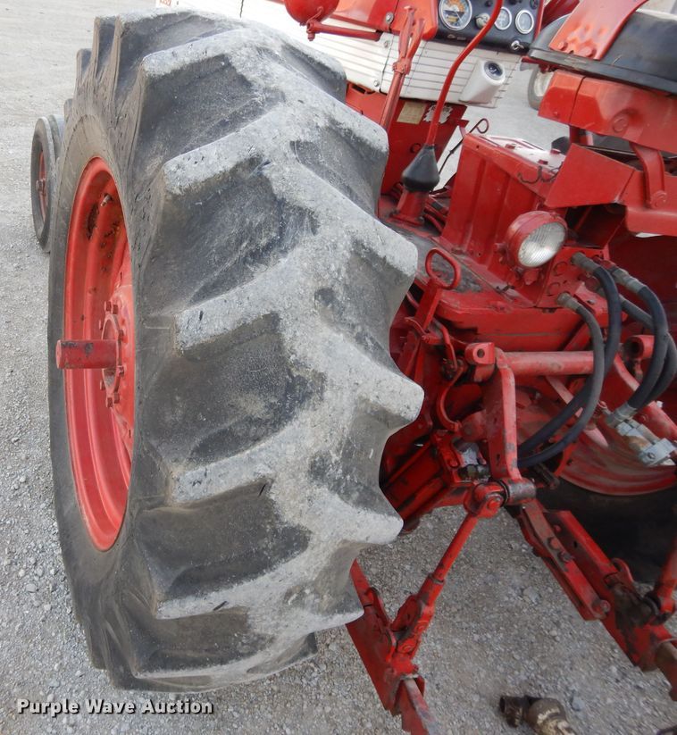image for item DE2488 1963 International Farmall 560  tractor