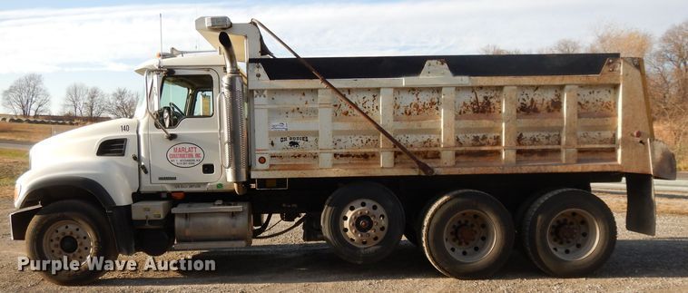 image for item DE2489 2003 Mack Granite CV713  dump truck